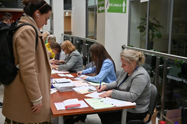 В ходе досрочного голосования и голосования на дому в период с 7 по 11 мая свои голоса отдали 11,6 процента избирателей (269 955 человек), имеющих право голоса на президентских выборах и референдуме о гражданстве. - Sputnik Литва