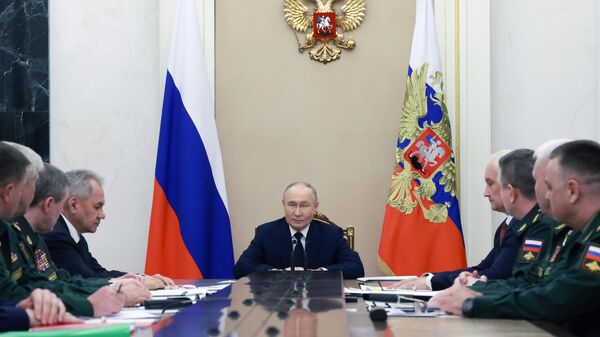 Президент России Владимир Путин провел встречу с командующими войсками военных округов - Sputnik Литва