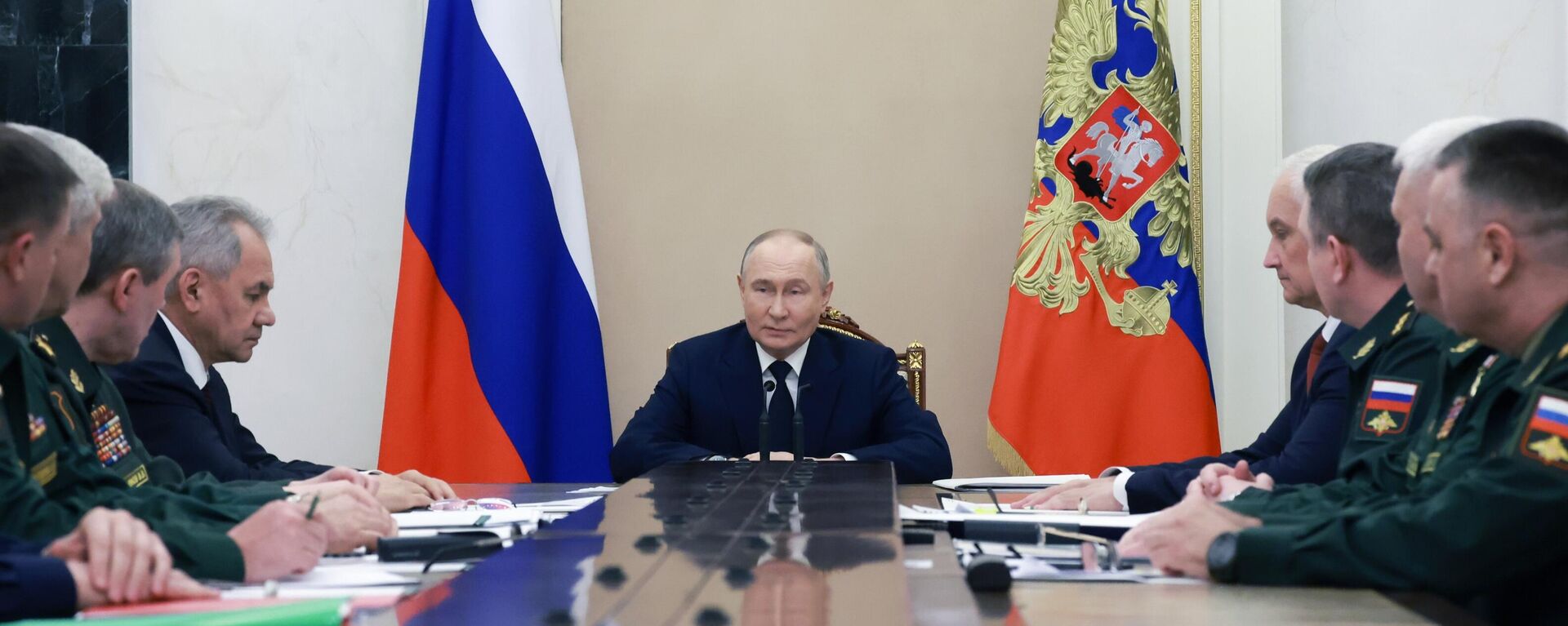 Президент России Владимир Путин провел встречу с командующими войсками военных округов - Sputnik Литва, 1920, 15.05.2024