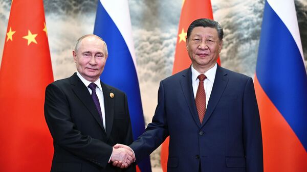 Президент России Владимир Путин и председатель КНР Си Цзиньпин во время встречи в Доме народных собраний в Пекине - Sputnik Литва