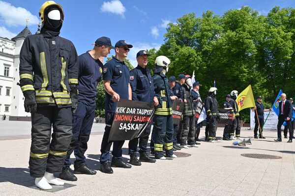 В четверг, 16 апреля, на Кафедральной площади напротив здания МВД, прошел пикет работников и профсоюзов пожарной службы. - Sputnik Литва