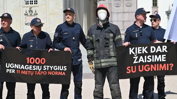 Пикет пожарных в Вильнюсе у здания МВД Литвы - Sputnik Литва