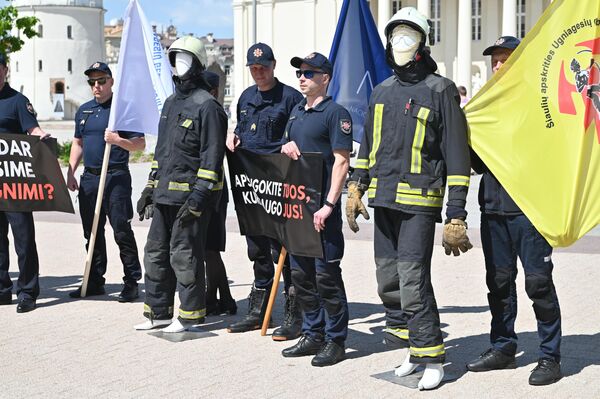 Представители профсоюза отметили, что если МВД не прислушается к требованию пожарных, то будут приняты более жесткие меры. - Sputnik Литва