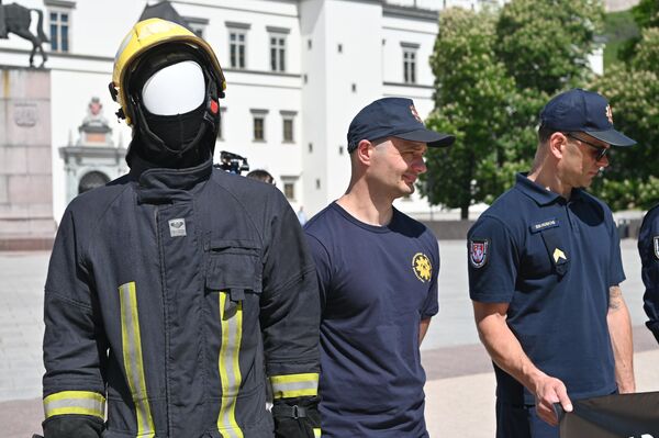 По словам участников пикета, пожарные-спасатели сталкиваются с большой постоянной нагрузкой, проблемами со здоровьем. - Sputnik Литва