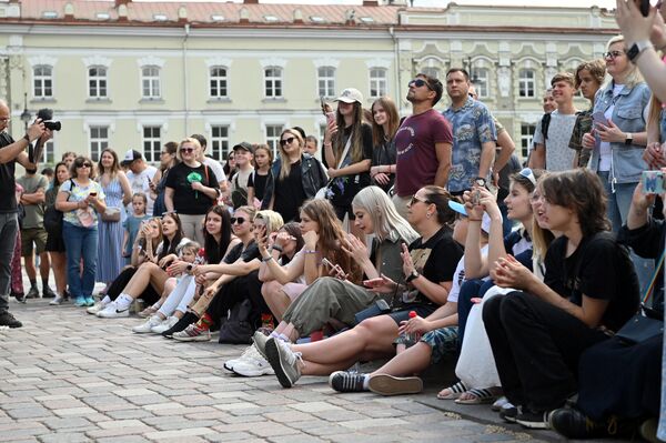 На фото: зрители аплодируют артистам на Дне уличной музыки, а также снимают происходящие на камеру. - Sputnik Литва