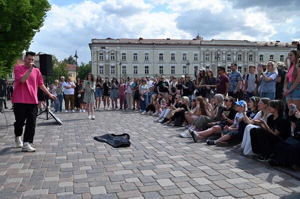 Музыканты группы Loud Fish исполнили популярные песни на русском языке рядом с Дворцом Правителей. - Sputnik Литва