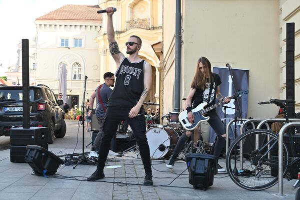 На фото: выступление музыкальной группы на Дне уличной музыки. - Sputnik Литва