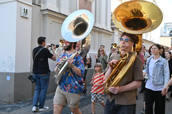 По центральным улицам города прошелся коллектив, исполняющий мелодии на духовых инструментах. - Sputnik Литва