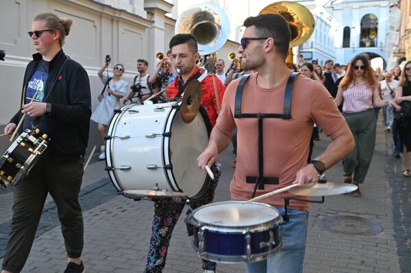 На фото: участники шествия с ударными инструментами. - Sputnik Литва