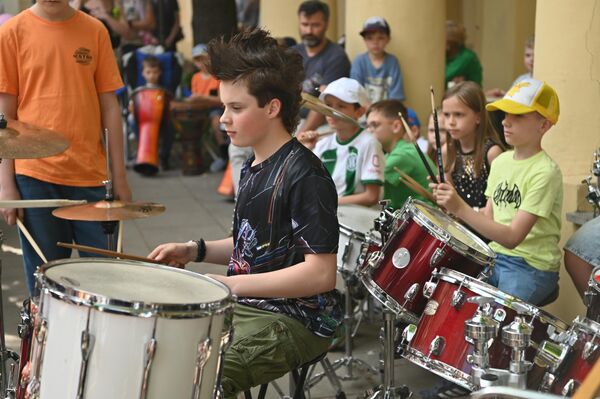 На фото: детский коллектив выступает на Дне уличной музыки в Вильнюсе. - Sputnik Литва
