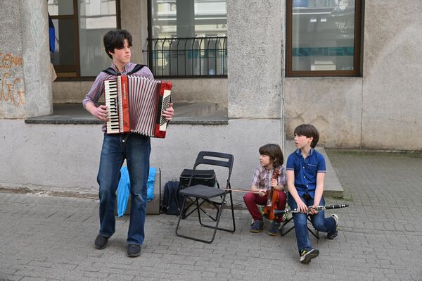 На фото: юные музыканты, выступающие на Дне уличной музыки. - Sputnik Литва