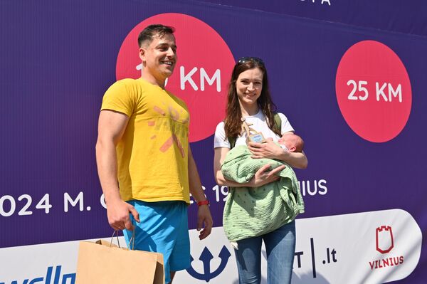 В руках у женщины — самый  юный участник мероприятия. Ему еще не исполнился месяц. - Sputnik Литва