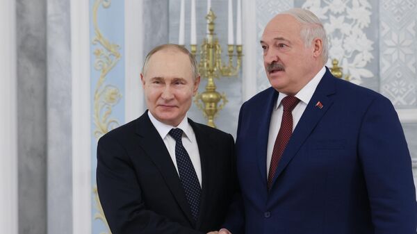 Президент России Владимир Путин и президент Белоруссии Александр Лукашенко (справа) во время беседы в Минске. - Sputnik Литва