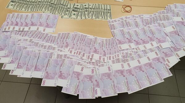 Контрабандные деньги, которые обнаружили литовские таможенники - Sputnik Литва