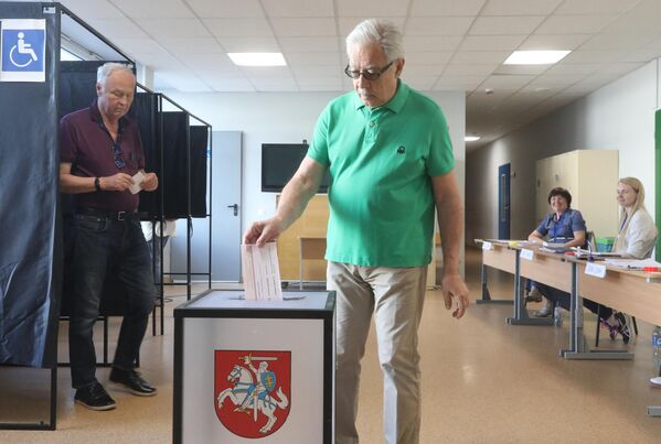 Проголосовать можно на любом избирательном участке во всех 60 муниципалитетах. Всего правом голоса обладают 2,3 миллиона литовцев. - Sputnik Литва