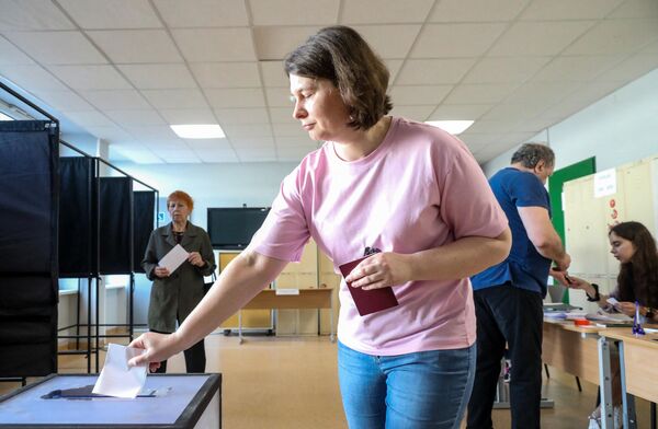 На фото: женщина голосует на выборах президенты Литвы. - Sputnik Литва