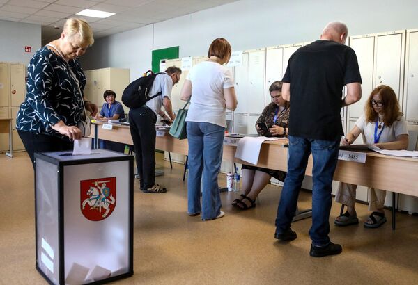 Избирательные участки закроются в 20:00, после чего начнется подсчет голосов. - Sputnik Литва