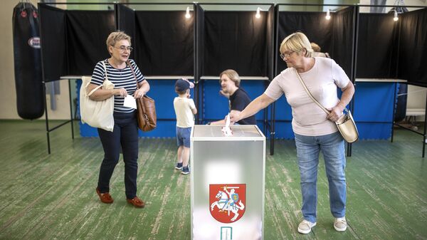 Голосование во время второго тура выборов президента Литвы - Sputnik Литва