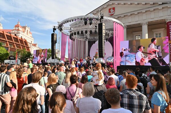 Вечером участников фестиваля ждал праздничный концерт на Ратушной площади. - Sputnik Литва