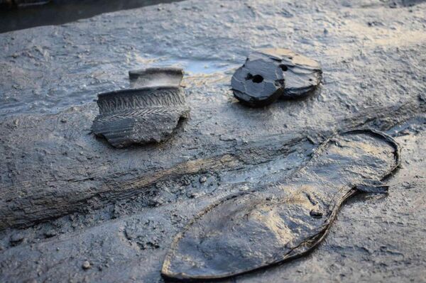 Изделия из дерева и кожи, обнаруженные во время раскопок. - Sputnik Литва