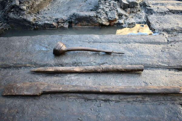 Деревянные изделия, обнаруженные во время раскопок. - Sputnik Литва