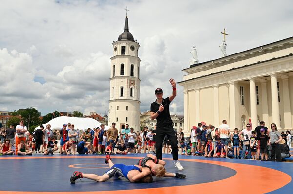 В субботу, 1 июня, на Кафедральной площади Вильнюса прошли детский чемпионат Литвы по единоборствам и международный турнир по греко-римской борьбе Vilnius Open. - Sputnik Литва