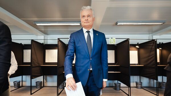 Президент Литвы Гитанас Науседа голосует на выборах в Европарламент - Sputnik Литва
