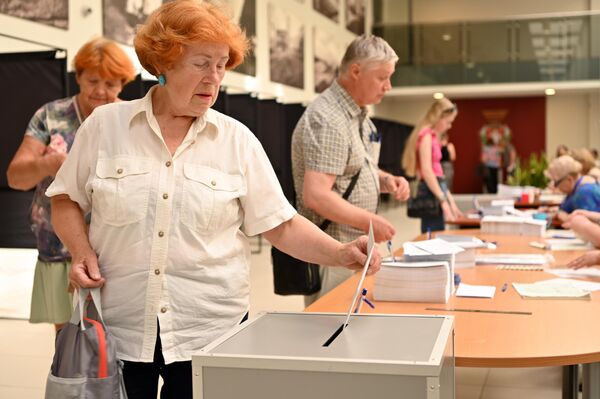 С 5 по 7 июня голосование будет организовано в больницах, социальных учреждениях, воинских частях и местах исполнения наказаний. А с 7 по 8 июня члены избирательных комиссий организуют голосование на дому. - Sputnik Литва