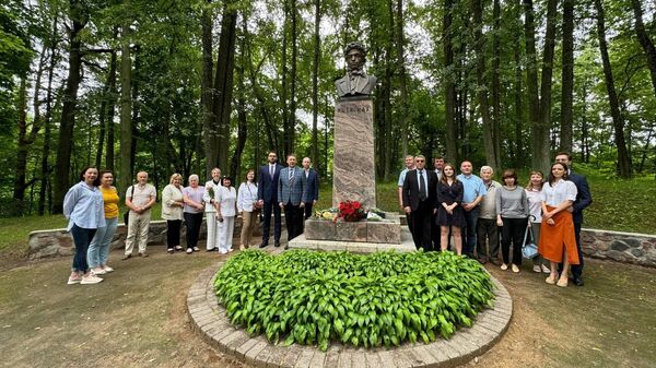 Сотрудники посольства РФ в Литве отметили 225-летие со дня рождения Пушкина - Sputnik Литва