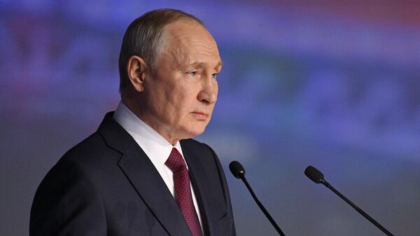 Президент РФ Владимир Путин выступает на пленарном заседании Петербургского международного экономического форума - Sputnik Литва