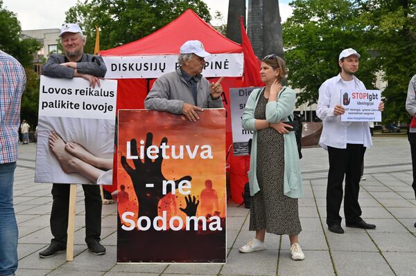 Плакат в центре гласит: &quot;Литва не Содом&quot;. - Sputnik Литва