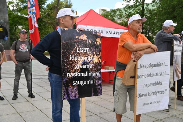 Участники акции с плакатами &quot;ЛГБТ*-идеология угрожает национальной безопасности&quot; и &quot;Не обманитесь! Гомосексуалисты не унаследуют Царство Небесное&quot;. - Sputnik Литва