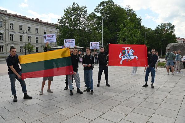 На шествие в Вильнюсе против ЛГБТ* вышли люди разных возрастов, в том числе и молодежь. - Sputnik Литва