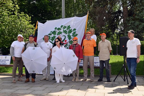 Участники акции возмутились, в том числе, и тем, что шествие ЛГБТ* прошло рядом с католической святыней Литвы - Кафедральным собором в Вильнюсе. - Sputnik Литва