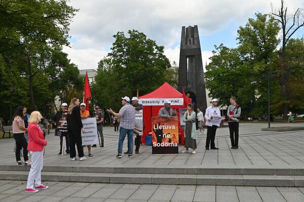 А на площади Винцаса Кудирки перед правительством митингующие требовали не продвигать тему ЛГБТ*. - Sputnik Литва