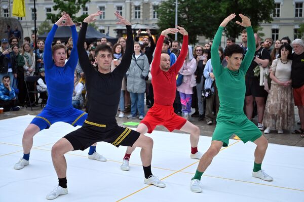 На Кафедральной площади выступила хореографическая группа с танцевальным спектаклем, посвященному грядущей Олимпиаде. - Sputnik Литва
