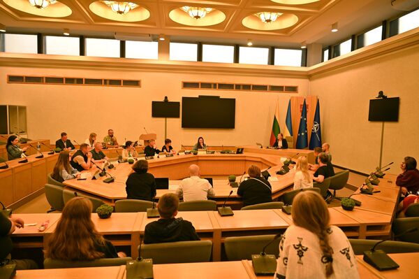 В здании правительства посетители могли посмотреть в каких условиях работает кабинет министров, а также поучаствовать в шутошном заседании правительства. - Sputnik Литва