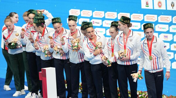 Команда России, завоевавшая 1-е место в акробатической группе на Играх БРИКС по синхронному плаванию в Казани - Sputnik Литва