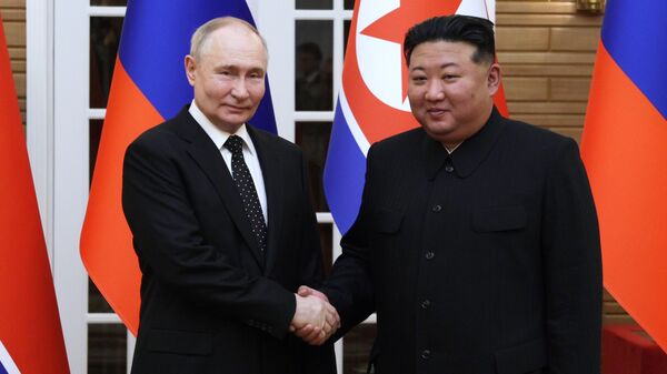 Президент России Владимир Путин и председатель государственных дел КНДР Ким Чен Ын (справа)  - Sputnik Литва