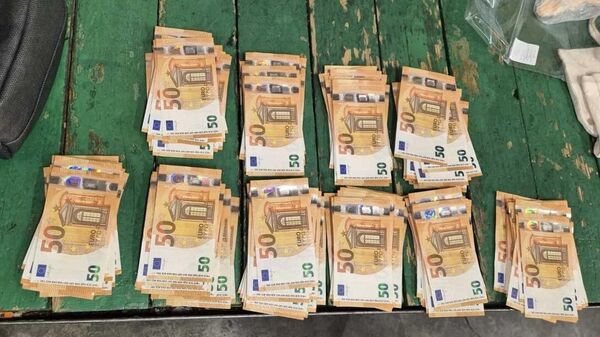 Контрабандные деньги, которые обнаружили у гражданина Латвии  - Sputnik Литва