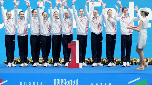 Спортсменки команды России, занявшие 1-е место в произвольной программе групповых соревнований по синхронному плаванию - Sputnik Литва