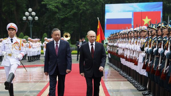 Президент Рф Владимир Путин и президент Вьетнама То Лам на церемонии официальной встречи, архивное фото - Sputnik Литва