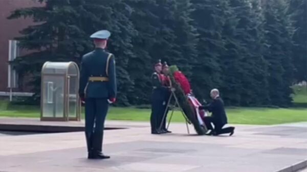 Президент России Владимир Путин возложил венок к Могиле Неизвестного Солдата - Sputnik Литва