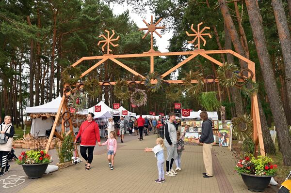 На курорте в этот день развернулась традиционная ярмарка. - Sputnik Литва