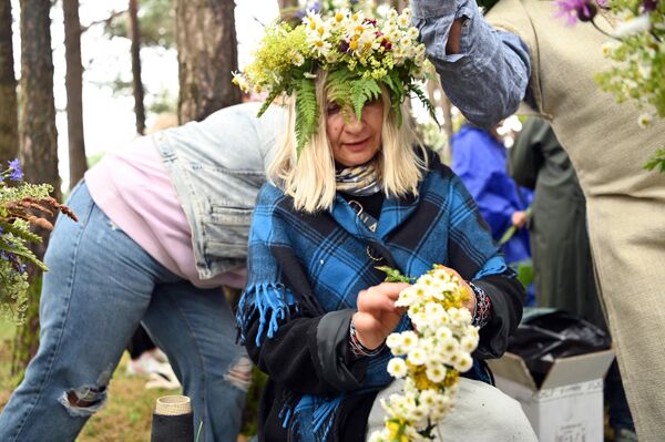 Неизменным атрибутом праздника были венки, сплетенные из трав, цветов и листьев деревьев. - Sputnik Литва