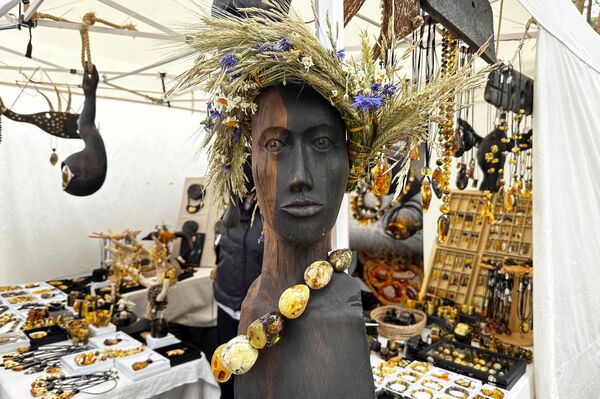 На фото: изделия из янтаря на ярмарке в Швянтойи. - Sputnik Литва