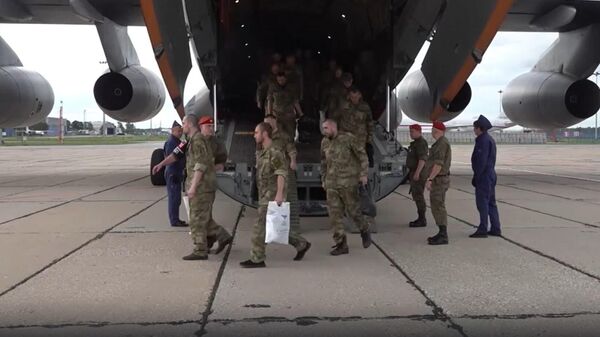 Освобожденные российские военнослужащие доставлены в Москву самолетами ВТА - Sputnik Литва