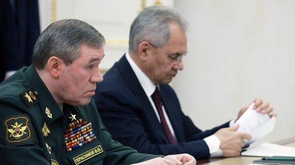 Начальник Генерального штаба Вооруженных сил России Валерий Герасимов (слева) и секретарь Совета безопасности России Сергей Шойгу - Sputnik Литва
