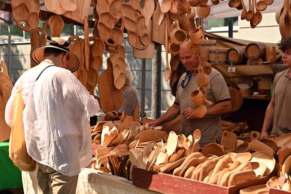 На фото: продавец деревянных изделий на ярмарке клубники. - Sputnik Литва