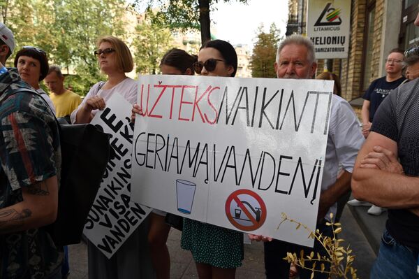 Протестующие уверены, что потакание бизнесу приведет к уничтожению питьевых ресурсов Литвы. - Sputnik Литва